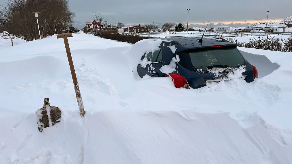 Auf-Norderney-blieb-ein-Auto-in-einer-Schneewehe-stecken