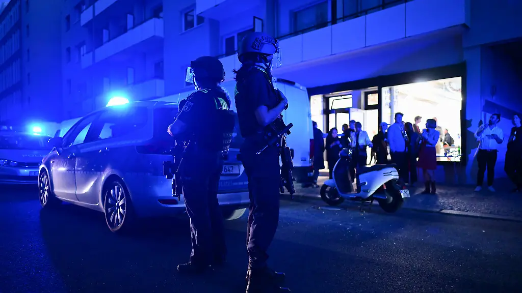 Auf-der-Friedrichstrasse-stehen-im-Mai-2025-Polizeifahrzeuge-In-der-Gegend-sind-Schuesse-gefallen-Die-Polizei-Berlin-registrierte-im-Jahr-2025-zunehmend-gewaltsame-Auseinandersetzungen-zwischen-rivalisierenden-Banden-wie-Polizeipraesidentin-Barbara-Slowik-Meisel-sagte