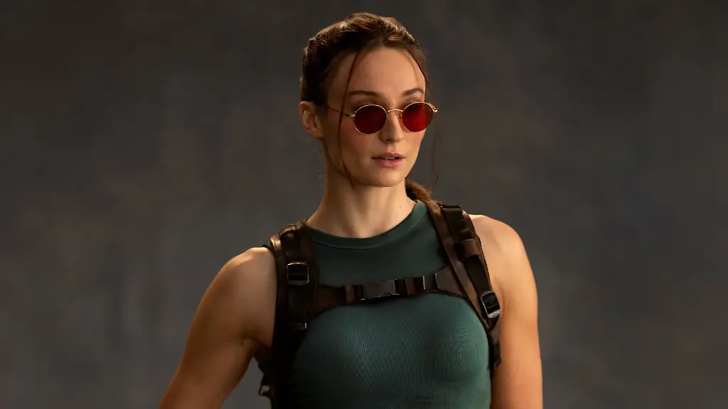 Auf-diesem-von-Prime-Video-zur-Verfuegung-gestellten-undatierten-Bild-ist-Sophie-Turner-in-der-neuen-Serie-Tomb-Raider-als-die-Action-Heldin-Lara-Croft-zu-sehen-Das-Bild-wurde-auf-dem-Backlot-der-Tomb-Raider-Produktionsstudios-aufgenommen