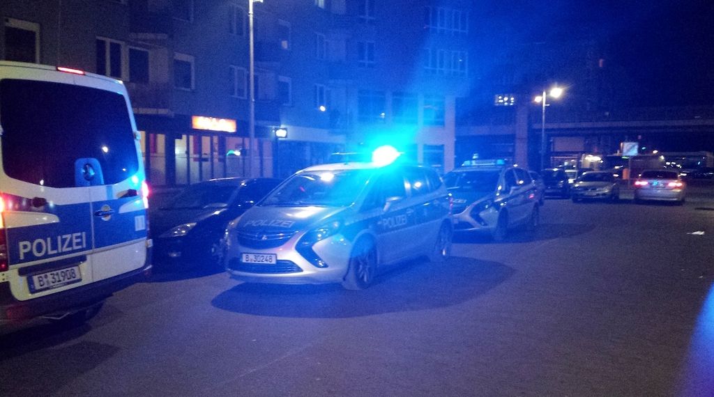 Autofahrer in Berlin-Reinickendorf mit Pistole bedroht und ausgeraubt