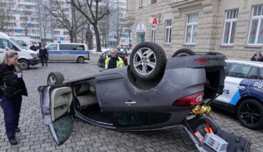 Auto landet nach Unfall auf dem Dach