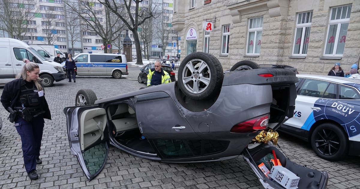 Auto landet nach Unfall auf dem Dach