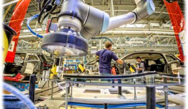 Leichtbauroboter tragen im BMW-Werk Leipzig Kleber auf Scheiben auf. Künftig sollen noch mehr Industrieroboter eingesetzt werden. Foto: BMW