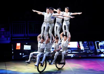 Acht auf einem Rad: Die China National Acrobatic Troupe.