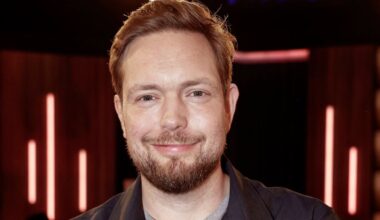 "Hingeknallt, Schmerzensschreie": Comedian Bastian Bielendorfer geht an Krücken