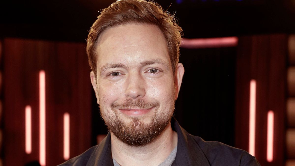 "Hingeknallt, Schmerzensschreie": Comedian Bastian Bielendorfer geht an Krücken