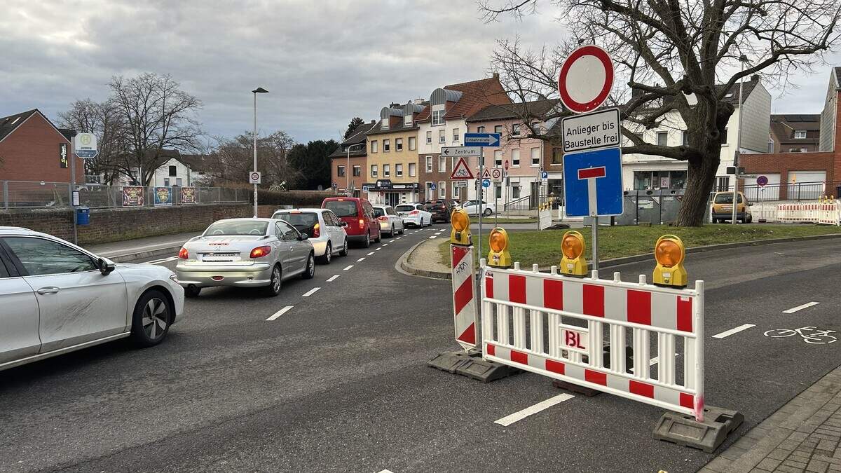 Rechts abbiegen geht hier vorerst nur noch für Anwohner: Die Wilhelmstraße ist im ersten Bauabschnitt voll gesperrt.