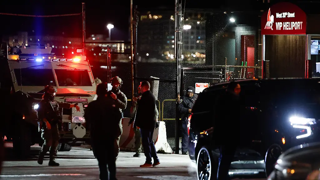 Beamte-warten-vor-dem-Hubschrauberlandeplatz-in-der-West-30th-Street-auf-die-Ankunft-des-gefangenen-venezolanischen-Praesidenten-Maduro