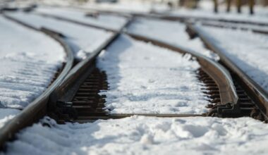 Niedersachsen & Bremen: Eingeschneite und vereiste Weichen behindern Bahnverkehr