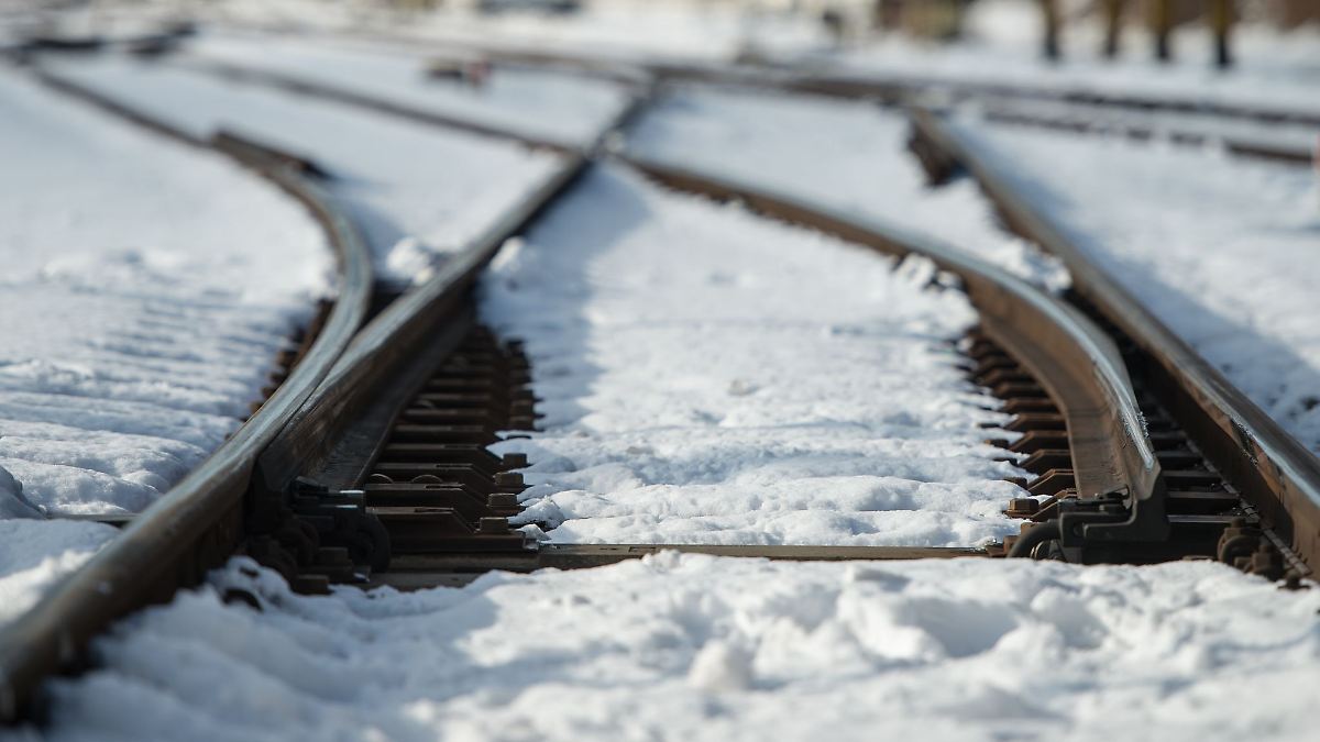 Niedersachsen & Bremen: Eingeschneite und vereiste Weichen behindern Bahnverkehr