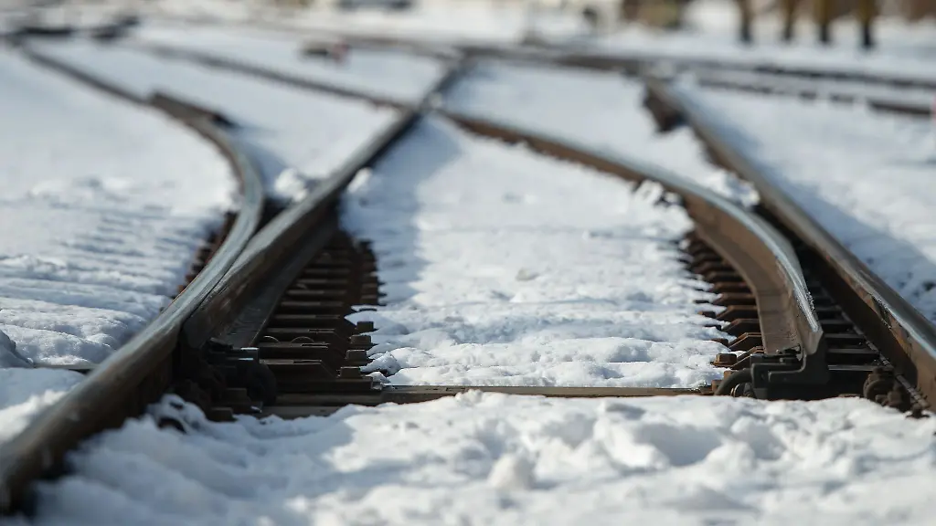 Bei-Extremfrost-oder-starken-Schneeverwehungen-stossen-Weichenheizungen-an-ihre-Grenzen