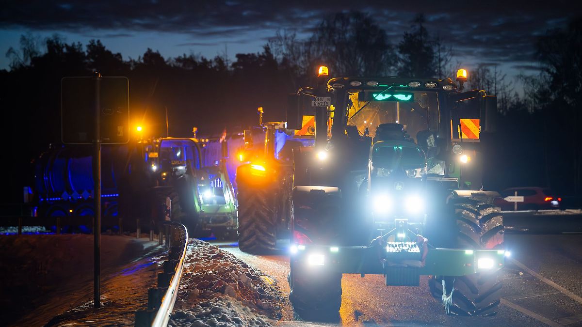Berlin & Brandenburg: Bauern blockieren mehrere Autobahn-Zufahrten mit Traktoren