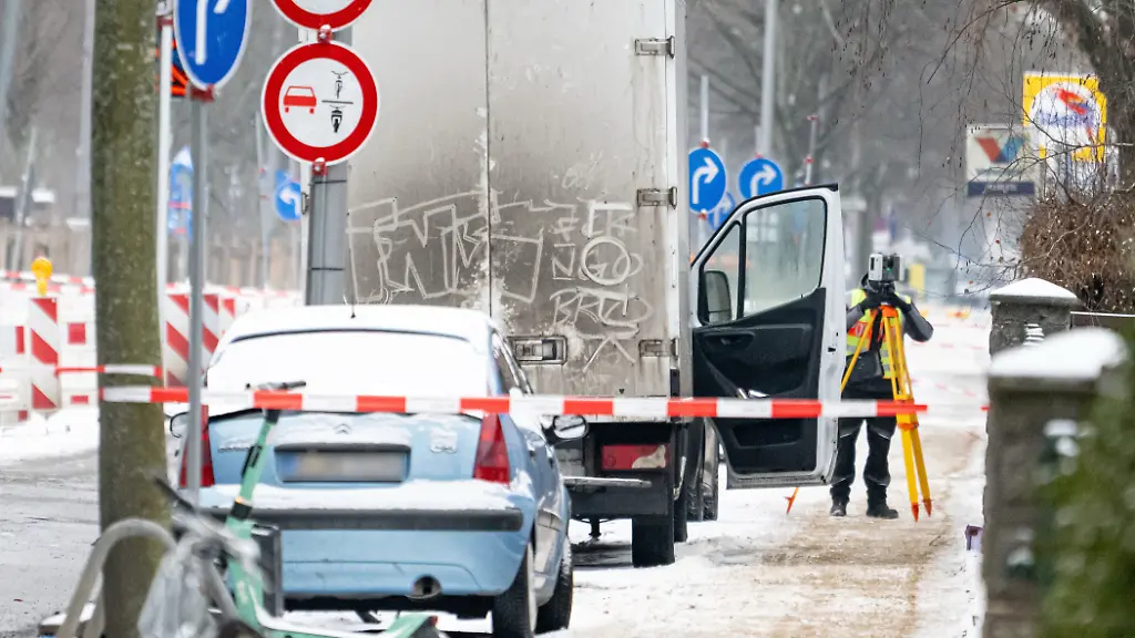 Berliner-Polizei-steht-am-Einsatzort-in-Weissensee-Ein-44-jaehriger-Mann-ist-in-Berlin-Weissensee-an-schweren-Schussverletzungen-gestorben-Er-war-getroffen-worden-waehrend-er-sich-in-der-Gustav-Adolf-Strasse-in-einem-Transporter-aufhielt-wie-ein-Sprecher-der-Berliner-Polizei-erlaeuterte