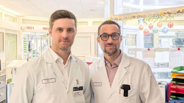 Dr. med. univ. Moritz Billner (l.), leitender Oberarzt der Klinik für Plastische, Wiederherstellende und Handchirurgie, und Univ.-Prof. Dr. Jens Kubitz von der Klinik für Anästhesiologie und operative Intensivmedizin kümmern sich mit weiteren Mitarbeitern um ein schweizer Brandopfer.