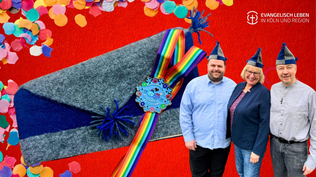 You are currently viewing Blauköpp mit neuem Orden und viel jeckem Segen: Evangelisches Karnevalsnetzwerk startet in die Session.