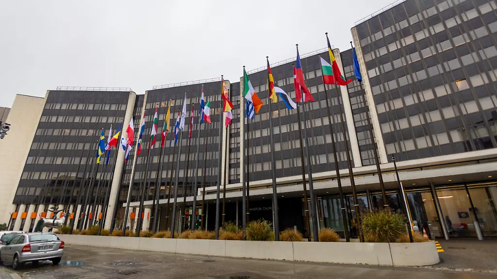 Blick-auf-das-Winston-Churchill-Gebaeude-des-Europaeischen-Parlaments-in-Strassburg-Frankreich-Foto-vom-24-11-2025-Das-Winston-Churchill-Gebaeude-ist-ein-Teil-des-Europaeischen-Parlaments-in-Strassburg-Es-befindet-sich-in-der-Avenue-du-President-Robert-Schumann-und-ist-nach-dem-britischen-Staatsmann-benannt-der-sich-fuer-ein-vereintes-Europa-einsetzte-Das-Gebaeude-beherbergt-Sitzungssaele-und-gemeinsame-Einrichtungen-wie-Restaurants-und-eine-Bibliothek