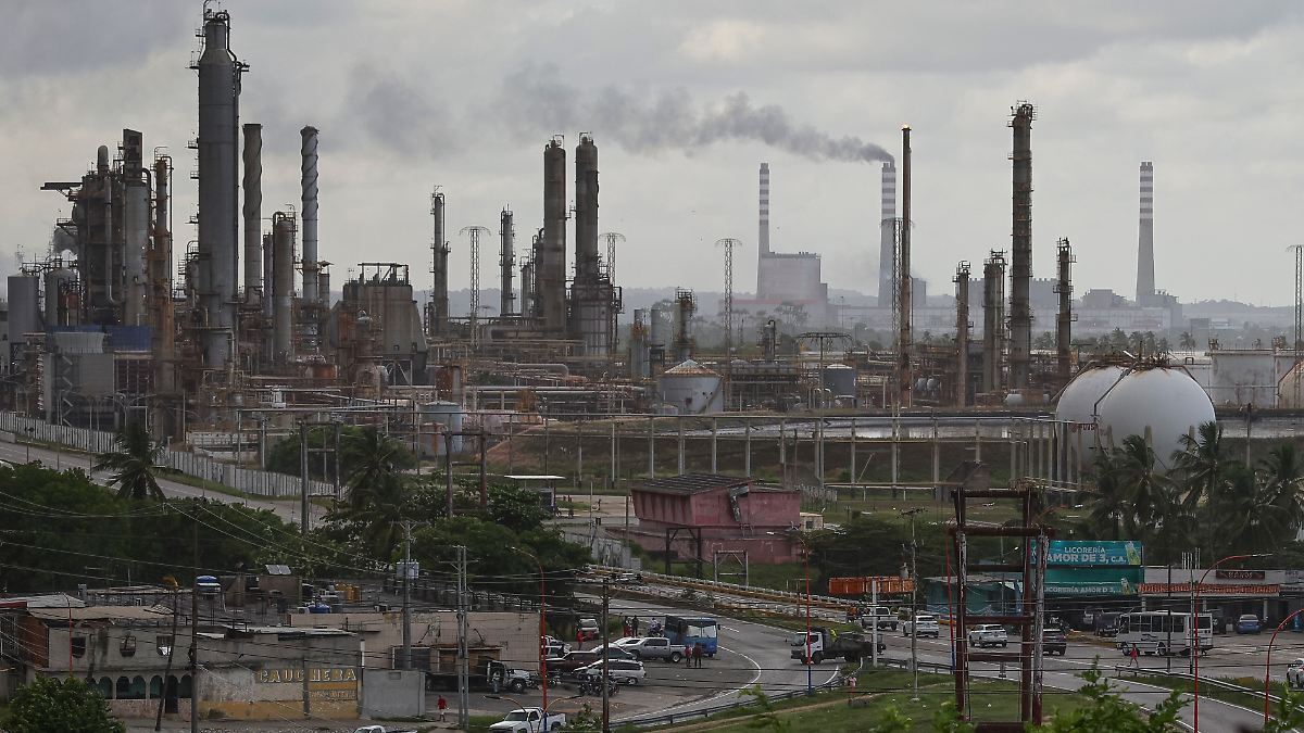 Supertanker verlassen Gewässer: Venezuela fährt Ölproduktion hoch