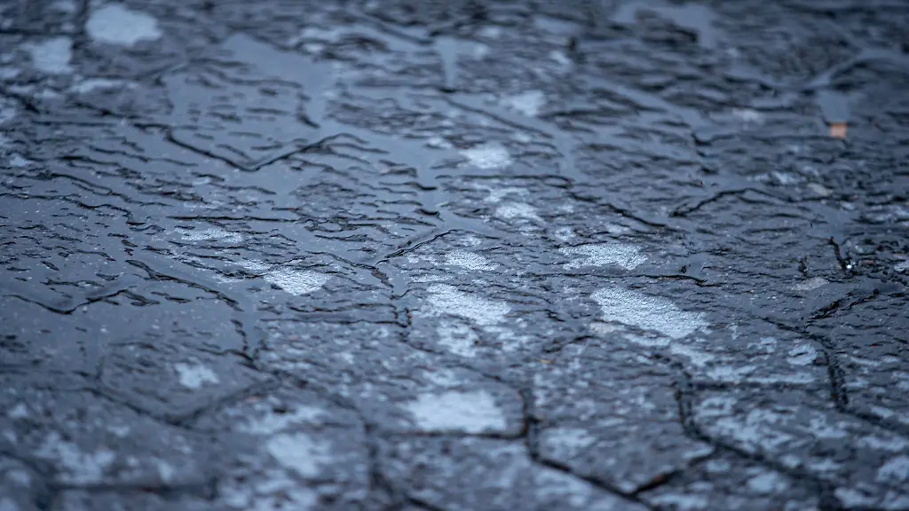 Blitzeis-wird-am-Wochenende-voraussichtlich-nicht-nur-auf-Gehwegen-fuer-spiegelglatte-Boeden-sorgen