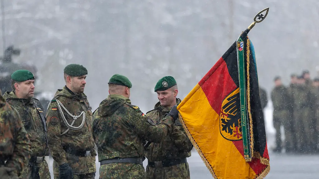 Brigadegeneral-Christoph-Huber-Kommandeur-der-Panzerbrigade-45-uebergibt-die-Fahne-des-Panzergrenadierbataillon-122-an-Oberstleutnant-Rayk-Engel-Kommandeur-des-Panzergrenadierbataillons-122-beim-Appell-zur-Unterstellung-des-Panzergrenadierbataillons-122-und-des-Panzerbataillons-203-unter-die-Panzerbrigade-45-Litauen-am-29-01-2026-in-Veitshoechheim
