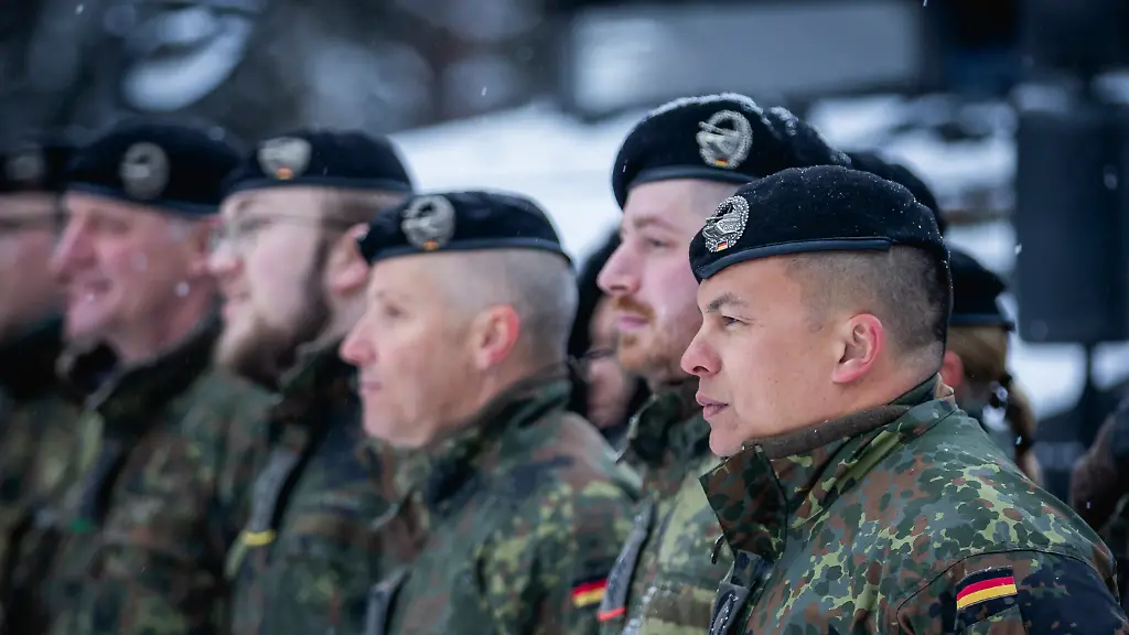 Bundeswehrsoldaten-der-Panzerbrigade-Litauen-stehen-in-einer-Formation-in-Nemencine-05-01-2026