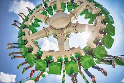 Rundes Fahrgestell mit grünen Sitzen im Skyline Park in Bayern, bei dem die Fahrgäste hoch in die Luft geschleudert werden