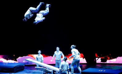 Flugshow: Die dänische Artistengruppe Motus begeistert mit ihren gekreuzten Teeterboards das Publikum.