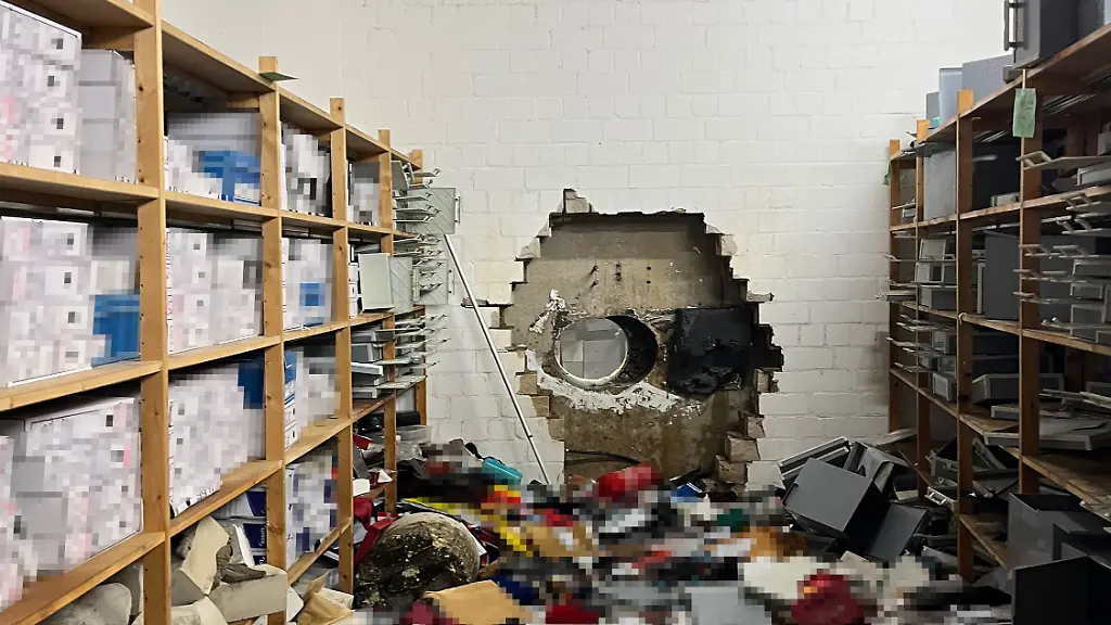 CROP-Ein-grosses-Loch-ist-in-der-Wand-des-Tresorraums-einer-Sparkasse-zu-sehen-Einbrecher-haben-sich-mit-Hilfe-eines-grossen-Bohrers-Zugang-zum-Tresorraum-verschafft-Dort-durchsuchten-sie-die-Wertschliessfaecher-Das-Loch-in-der-Wand-zum-Tresorraum-ist-riesig