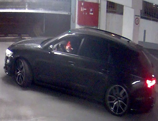 Überwachungsbild eines schwarzen Fahrzeugs beim Verlassen des Tatorts eines Bankraubs in Gelsenkirchen, Deutschland, 2025.