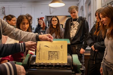 Handgemacht: Jugendliche von der Dr.-Buhmann-Schule mit einem selbst gedruckten „Lindener Tageblatt“.