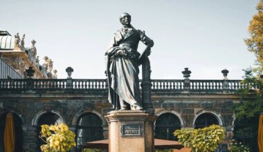 Statue von Car Maria von Weber auf einem Marmorsockel am Theaterplatz in Dresden.