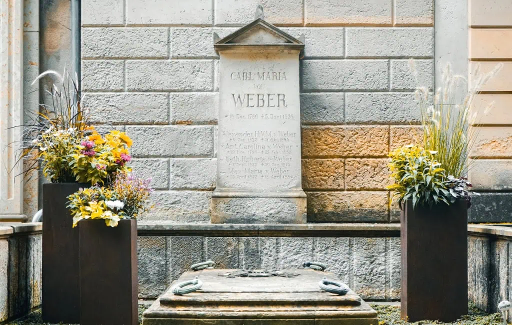 Grabstein von Carl Maria von Weber mit Blumen rechts und links 