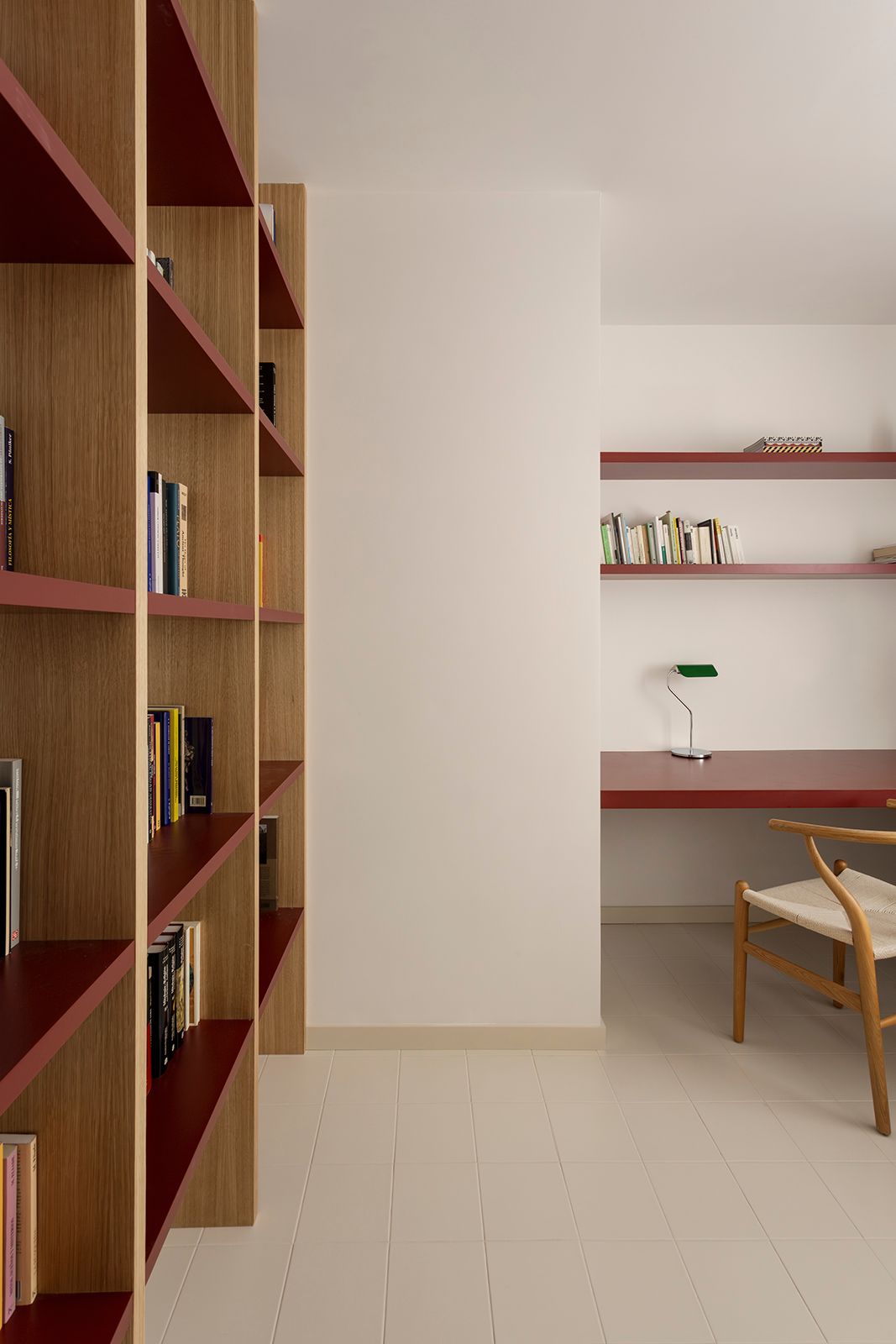 Renovierung in Madrid Wandregal aus Holz mit roten Regaleinlagen