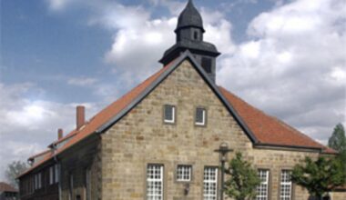 Gruppe 60+ der Christusgemeinde besucht eine Ausstellung im Sprengelmuseum