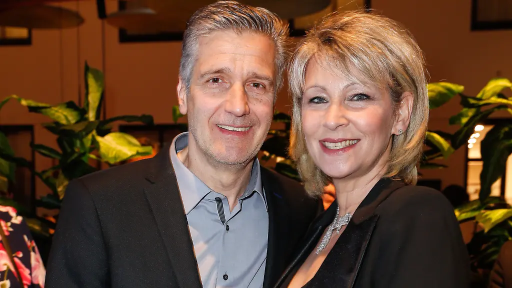 Claudia-Jung-und-Mann-Hans-Singer-kommen-zu-dem-Smago-Award-2020-im-Hotel-MOA-auf