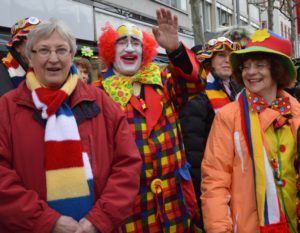 Ein typischer Fastnachts-Clown am Rosenmontag in der Mainzer Fastnacht: Flickenmantel, weiße Schminke, roter Mund. - Foto: gik