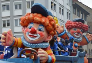 Clownsfiguren auf einem Komiteewagen im Mainzer Rosenmontagszug. - Foto: gik 