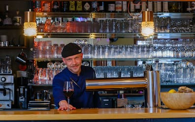 Küchenchef Peter Bahler ist seit mehr als zehn Jahren beim Alten Wettbüro. Zu seinen Speisekreationen können Gäste einen der 50 Weine aus der Getränkekarte auswählen.