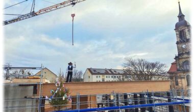 Der Polier schwingt den Hammer: Der Rohbau für die DIS-Erweiterung steht. Foto: Heiko Weckbrodt