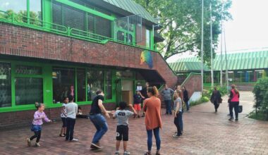 Spielende Kinder vor dem Dietrich-Keuning-Haus