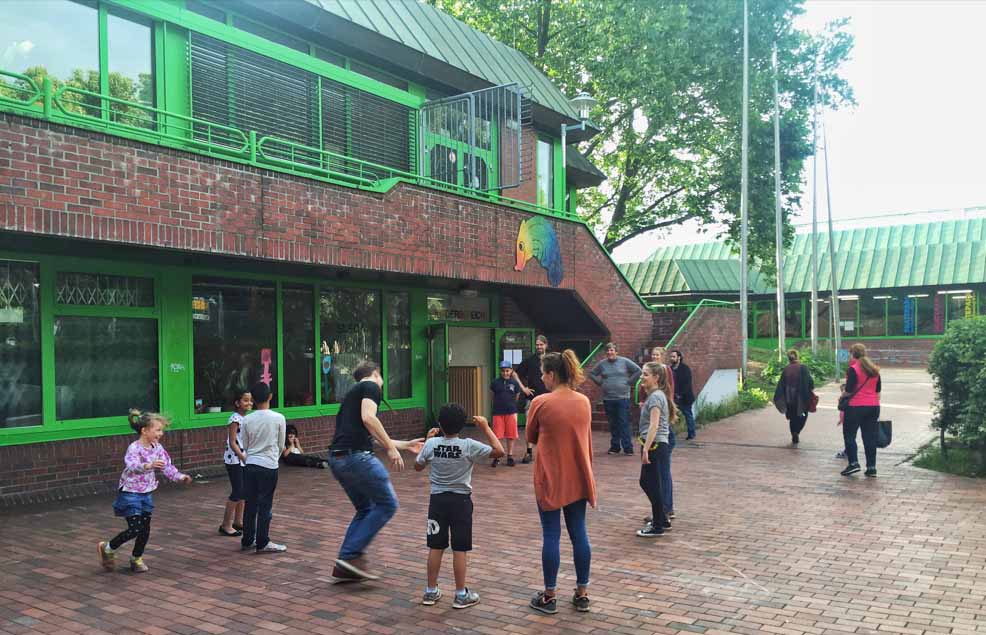 Spielende Kinder vor dem Dietrich-Keuning-Haus