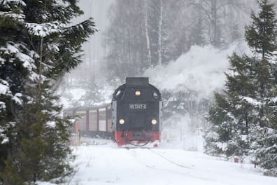 Schierke Am Brocken: Ein Zug der Harzer Schmalspurbahnen GmbH fährt in den Bahnhof Schierke ein. Der Harzort erlebte nach dem ersten Wintereinbruch einen Besucherstrom.