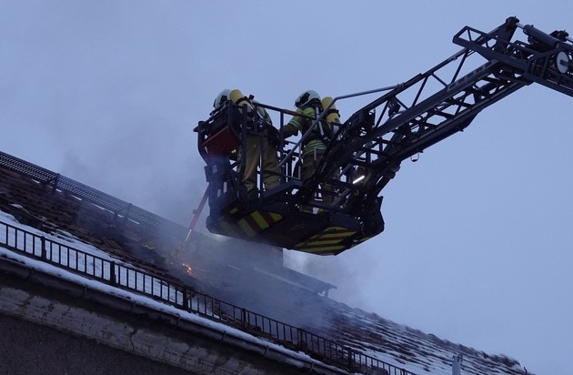 FW Dresden: Dachstuhlbrand in leerstehenden Gebäude