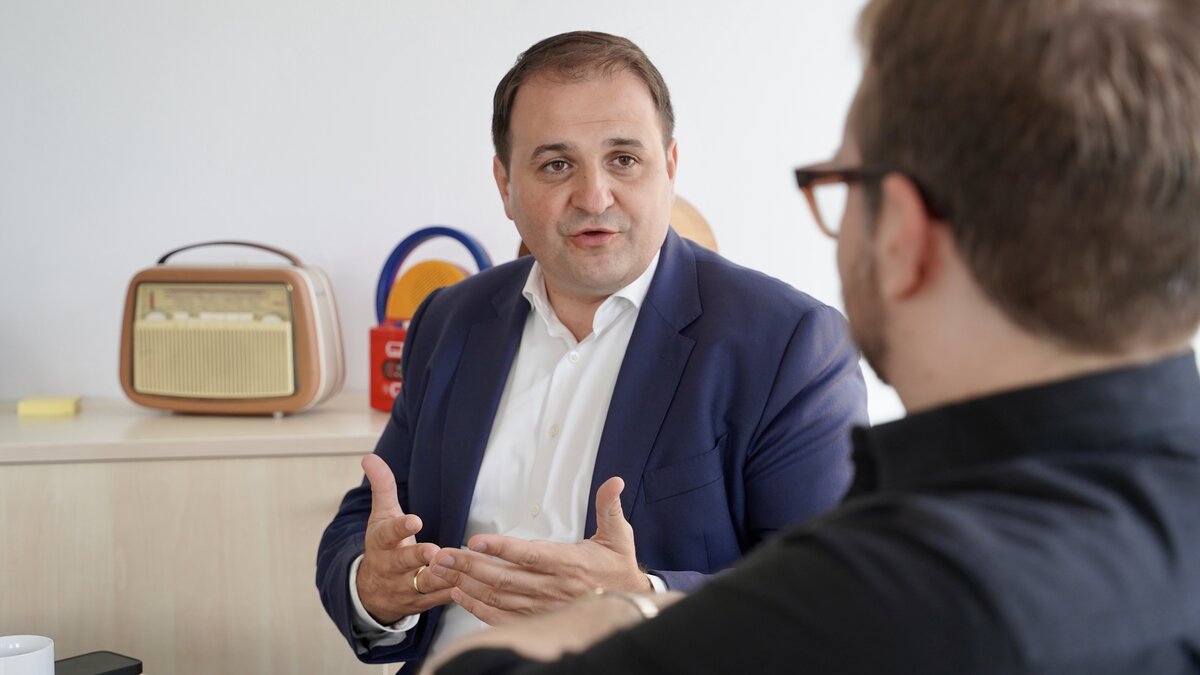 So vereinbart NRW-Minister Liminski seinen Glauben und die Politik