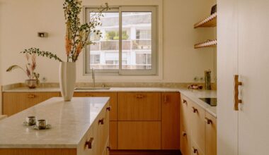 Renovierung mit Japan-Flair: Diese lichtdurchflutete Wohnung in Paris mixt helles Holz mit warmer Keramik