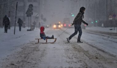 Mit dem Schlitten in die Kita. Sturmtief Elli hat auch Leipzig eine dicke Schneedecke beschert. Foto: Benjamin Weinkauf