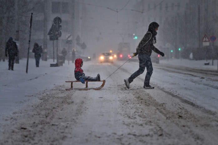 Mit dem Schlitten in die Kita. Sturmtief Elli hat auch Leipzig eine dicke Schneedecke beschert. Foto: Benjamin Weinkauf