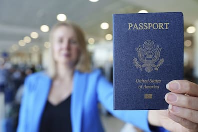 Frau zeigt Reisepass der Vereinigten Staaten von Amerika