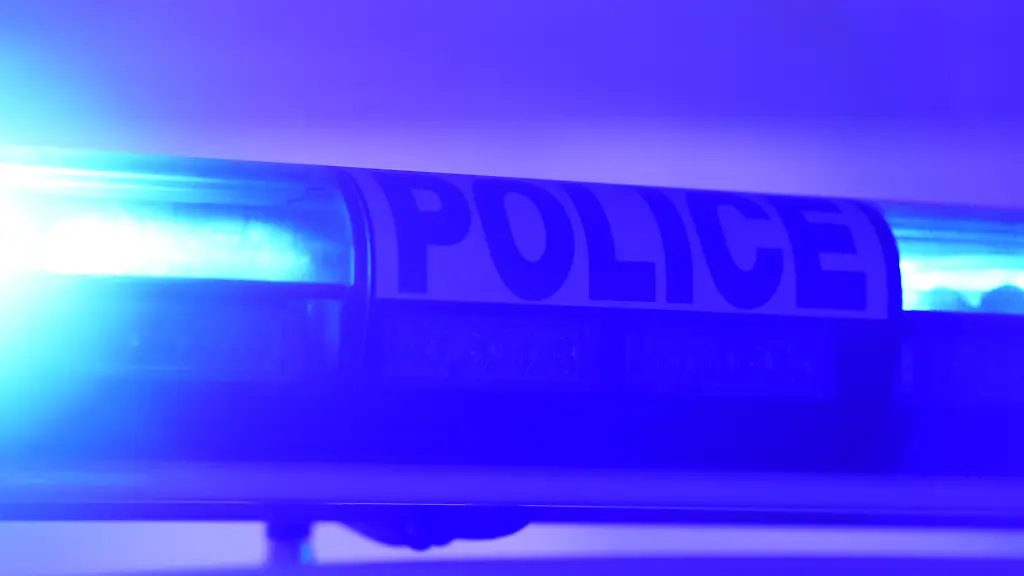 Das-Blaulicht-eines-franzoesischen-Streifenwagens-der-Police-Nationale