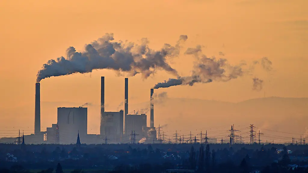 Das-Grosskraftwerk-GKM-in-Mannheim-Hier-wird-aus-Kohle-Strom-und-Fernwaerme-erzeugt-In-Zeiten-des-Klimawandels-und-der-geforderten-Energiewende-eine-umstrittene-Weise-Strom-zu-generieren