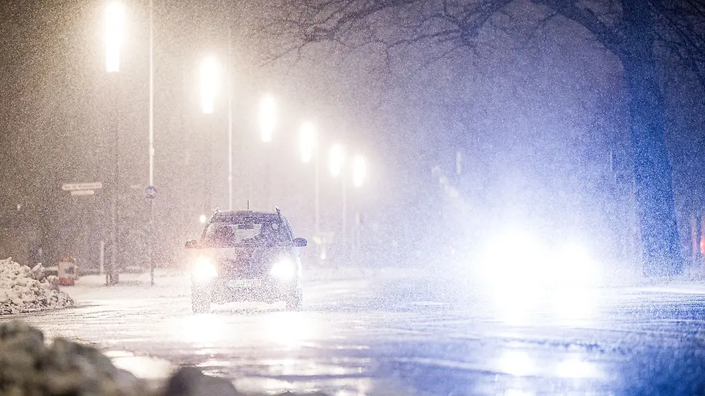 Das-Sturmtief-Elli-sorgt-fuer-Herausforderungen-und-Probleme-im-Strassenverkehr